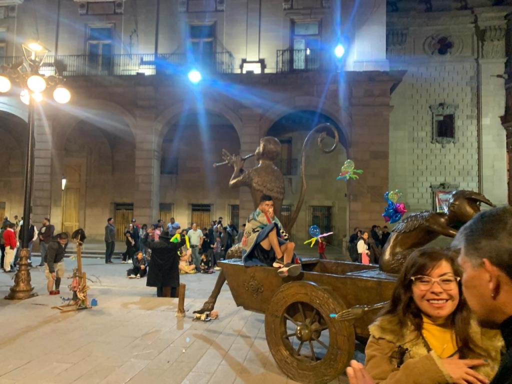 Joven consume drogas sobre esculturas en Plaza de Armas y es retirado por la&nbsp;policía