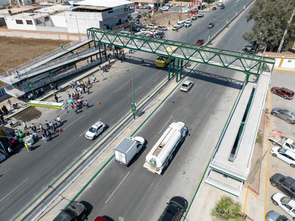 Ricardo Gallardo entrega moderno y seguro puente peatonal en&nbsp;Soledad