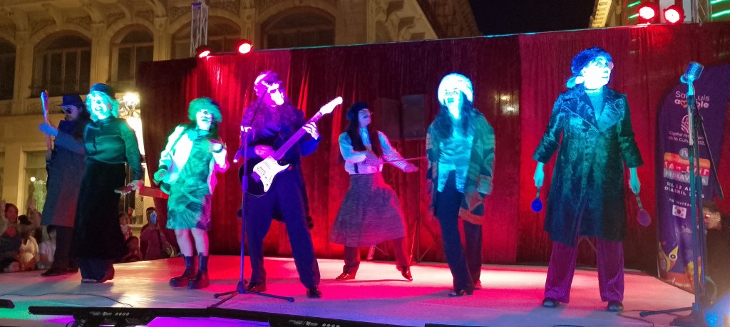 Guapachoso y liberador: L’orchestra SoNiDeRa LOStheMáS prendió la Plaza de Armas con puro sabor&nbsp;ochentero