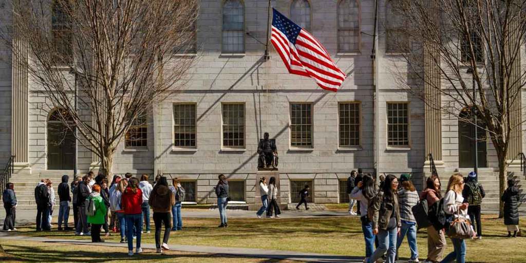 Trump intensifica su ofensiva contra Harvard: congela fondos y amenaza con retirar beneficios&nbsp;fiscales