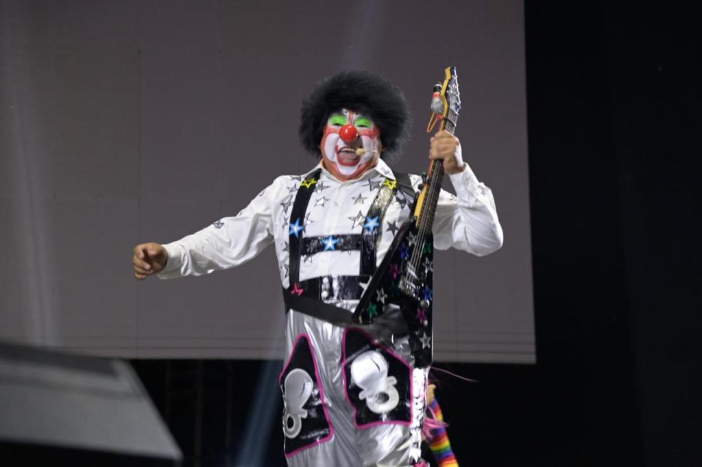 Divertida y sin límites presentación de Guerra sin Chistes y&nbsp;«Chuponcito»