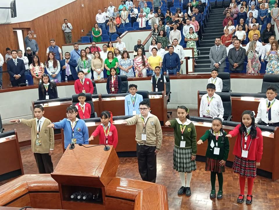 Participan estudiantes del SEER en Parlamento&nbsp;Infantil