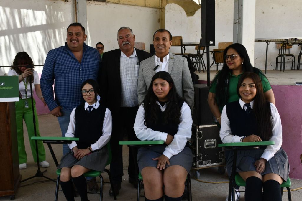 Educación sin Límites con equipamento a&nbsp;escuelas