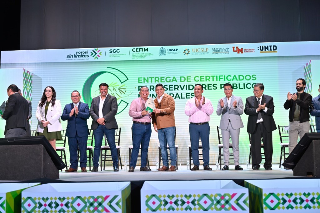 Ricardo Gallardo entrega certificaciones a funcionarios&nbsp;municipales