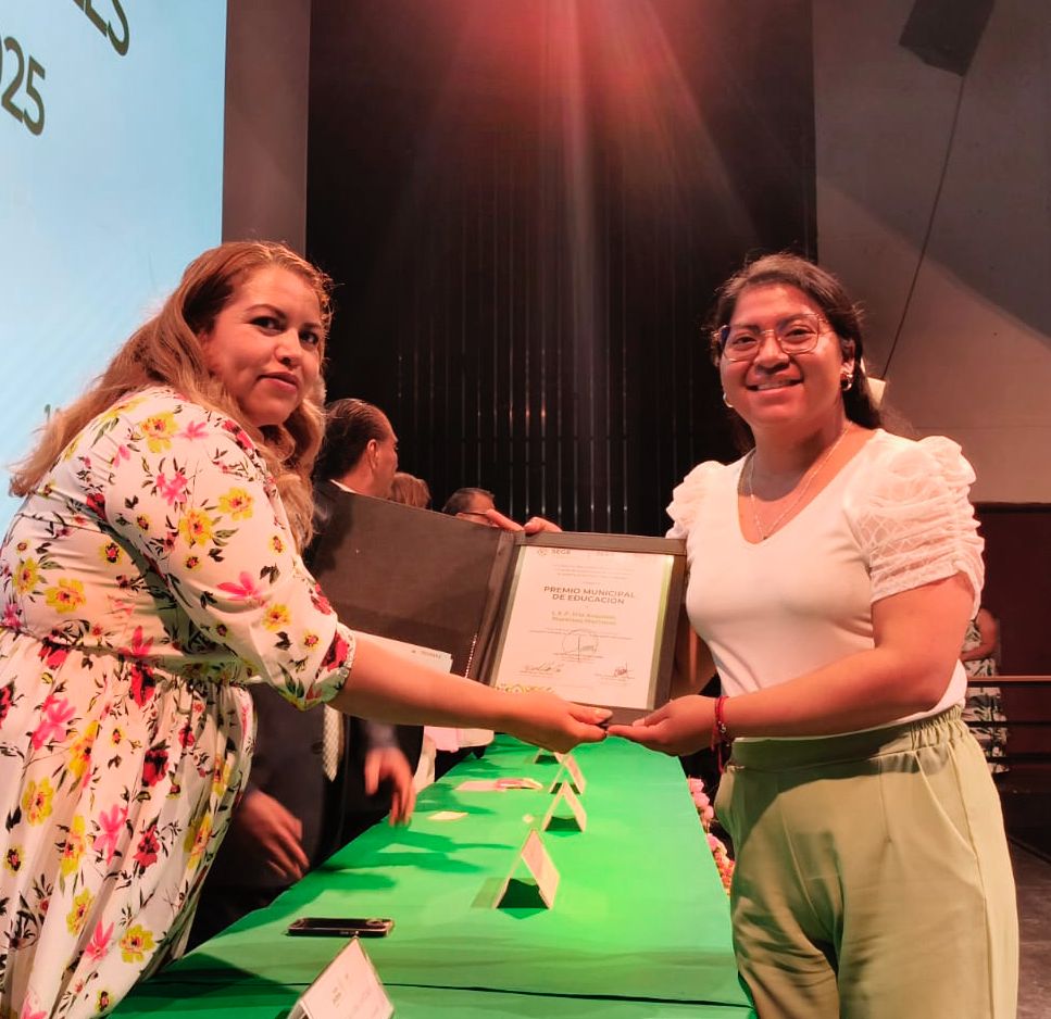 Gobierno está tan reconoce a docentes del SEER por su trayectoria y&nbsp;dedicación