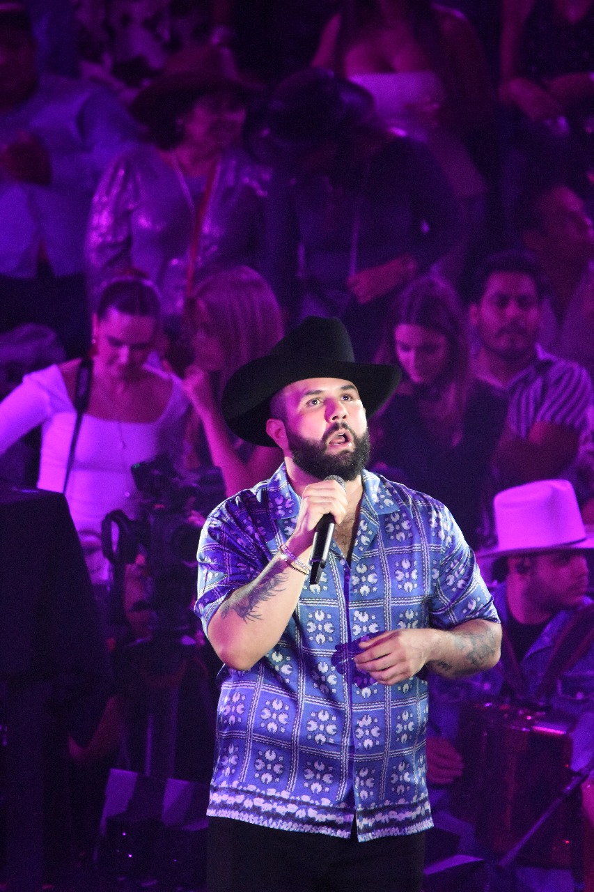 Carín León arranca con gran éxito su primera noche en el Palenque de la FENAPO&nbsp;2025