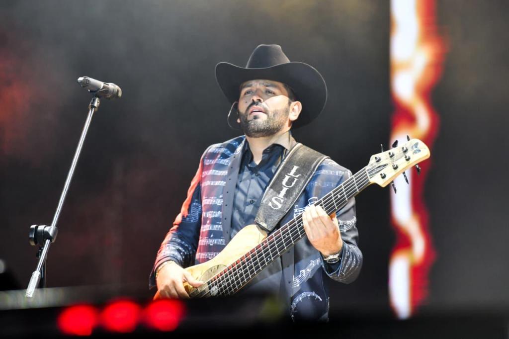 Noche de fiesta con Nuevo Amanecer y Tucanes en Fenapo&nbsp;(Galería)