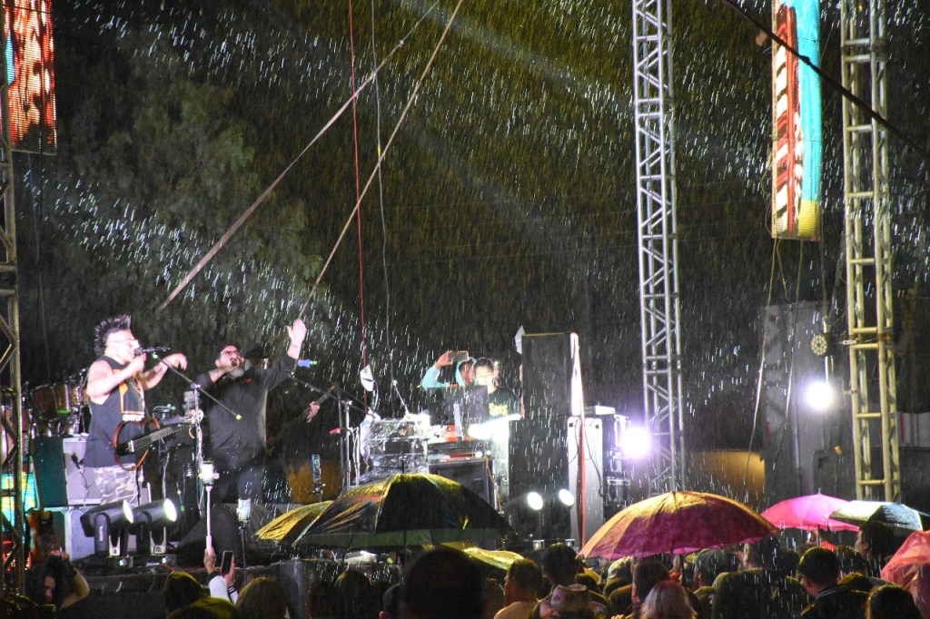 La lluvia no detuvo a los seguidores de El Gran Silencio en la Feria de&nbsp;Charcas