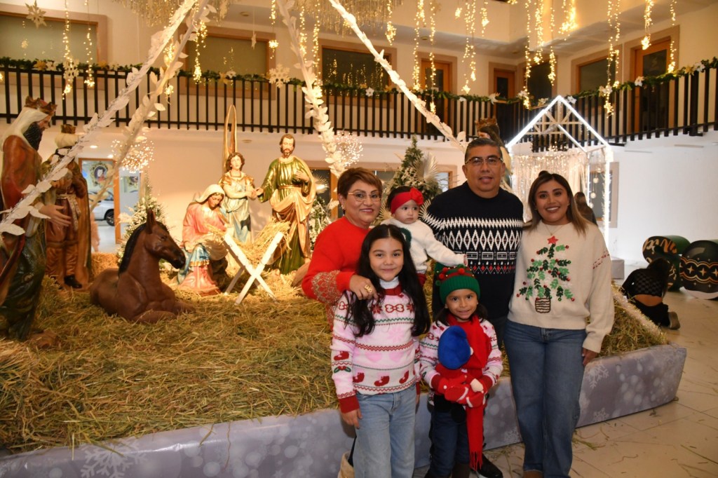 JUAN MANUEL NAVARRO ENCIENDE LA MAGIA Y LA ALEGRÍA DE LA NAVIDAD EN LA PLAZA PRINCIPAL DE SOLEDAD&nbsp;(Galería)