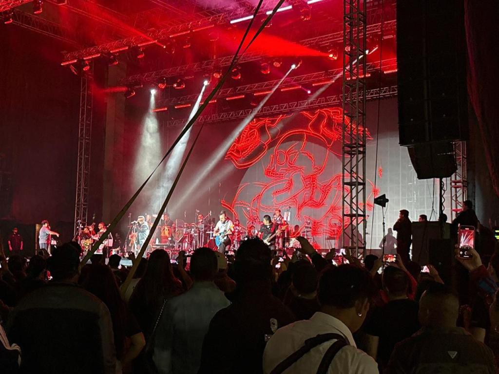 PANTEÓN ROCOCÓ HACE VIBRAR LA ARENA POTOSÍ CON UN ROTUNDO&nbsp;ÉXITO