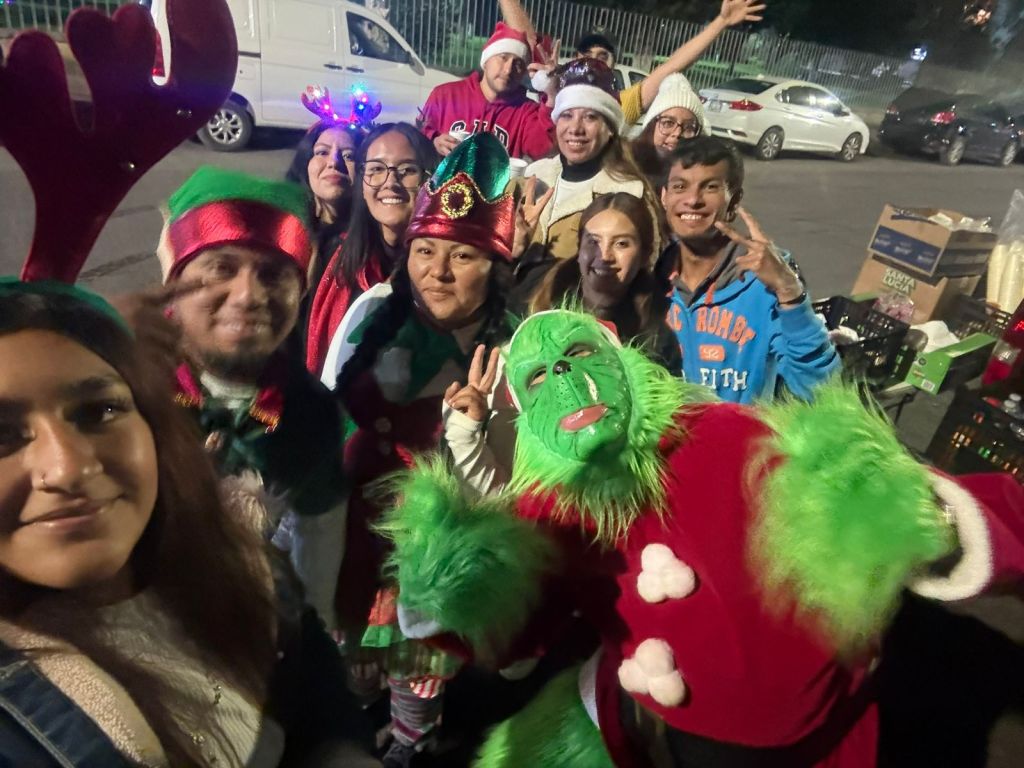 En vísperas de las fiestas, el Grinch llevó comida y sonrisas a&nbsp;hospitales