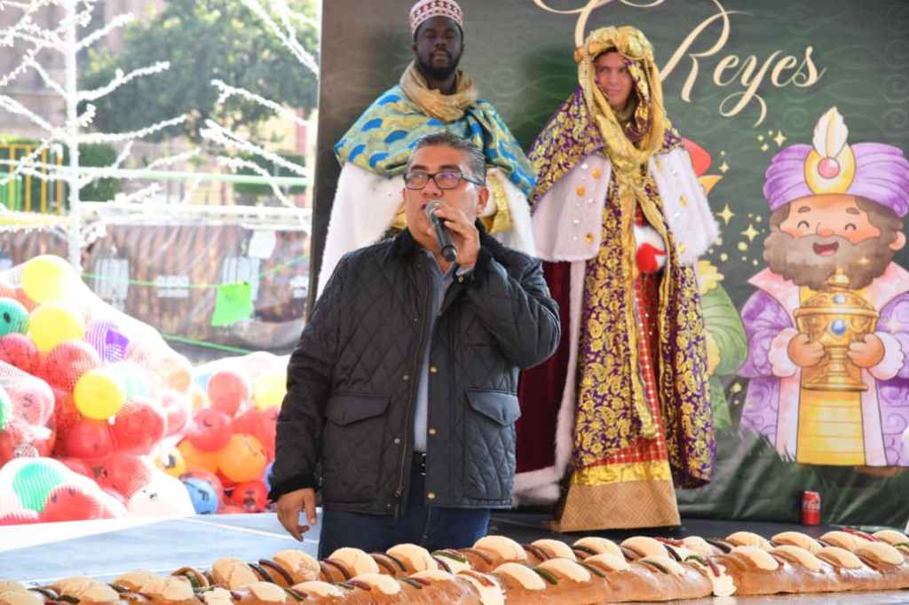 ¡ALCALDE DE SOLEDAD COMPARTE TRADICIÓN DE ROSCA DE REYES CON&nbsp;FAMILIAS!