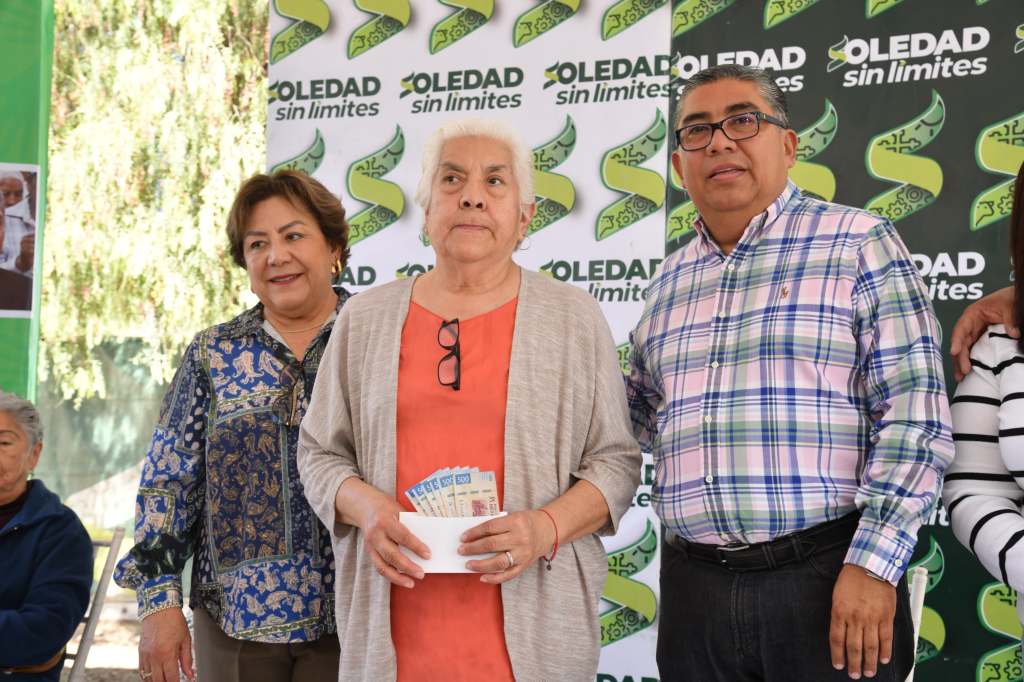 JUAN MANUEL NAVARRO ENTREGA APOYOS ECONÓMICOS A ADULTOS MAYORES EN LA COLONIA SAN&nbsp;ANTONIO