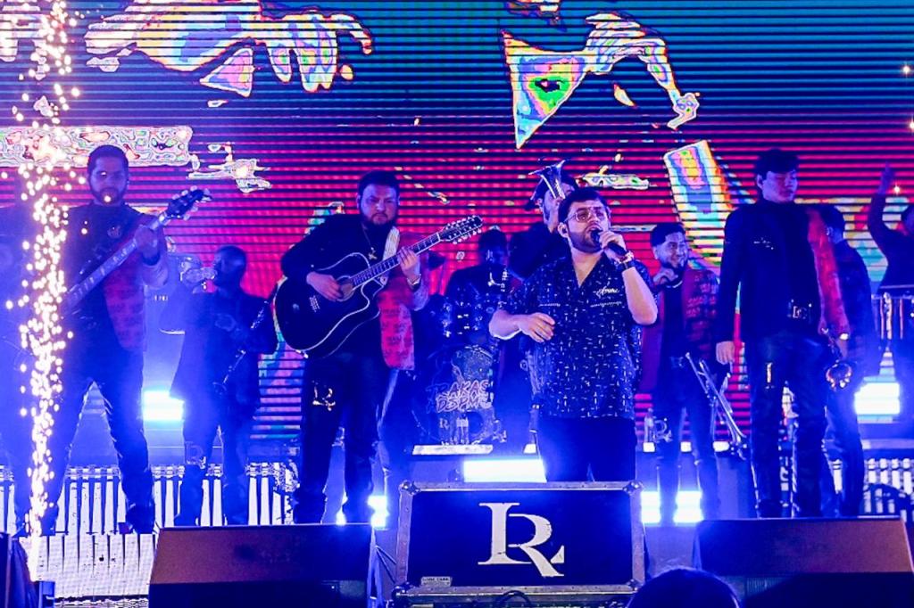 LUIS R CONRIQUEZ ESCRIBE ESPECTACULAR, PRENDIDA Y MULTITUDINARIA NOCHE EN LA FENAE