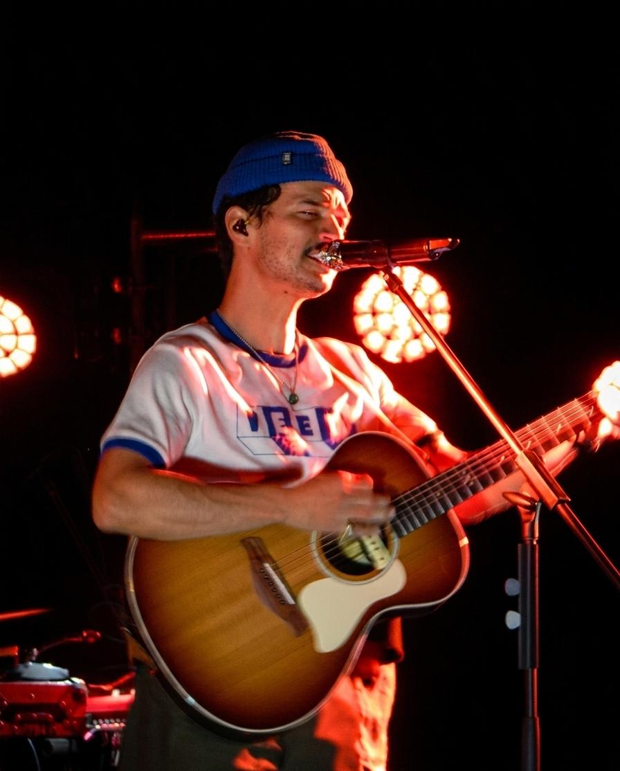Caloncho conquista el Teatro de la Paz con una noche llena de magia y conexión&nbsp;musical