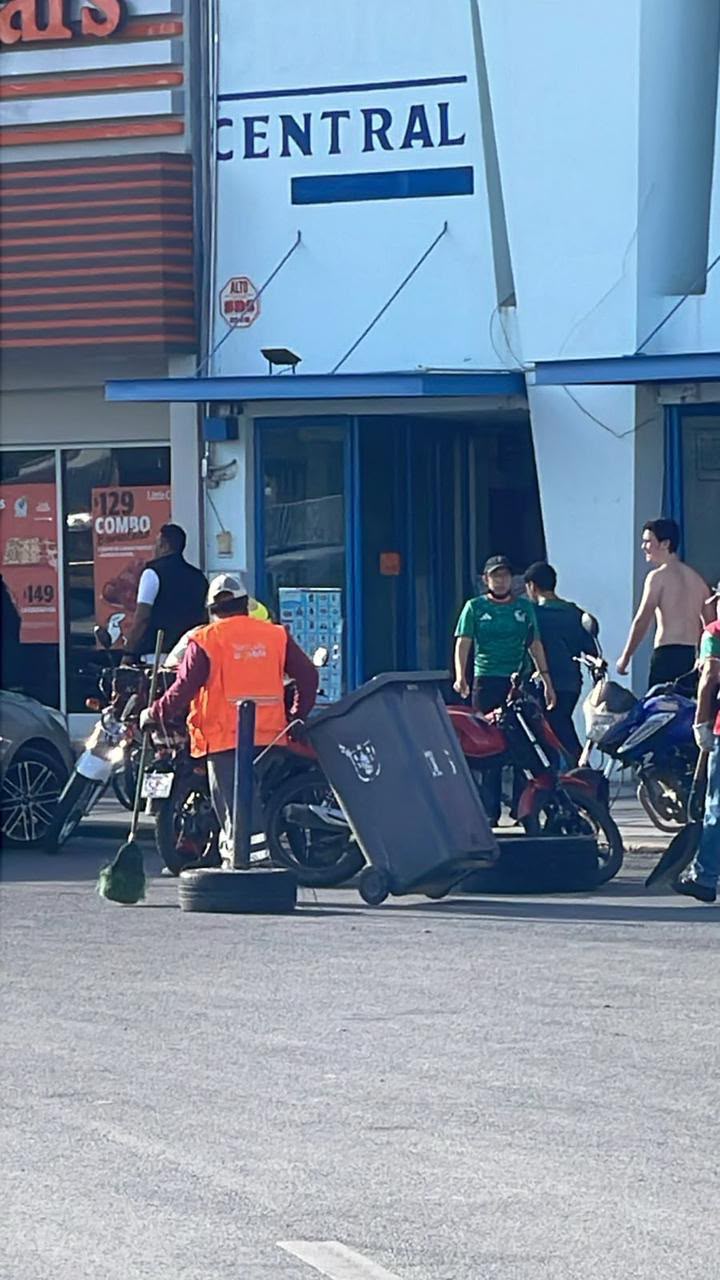 Gobierno de la Capital responde de inmediato con limpieza de calles tras festejos por triunfo de&nbsp;México