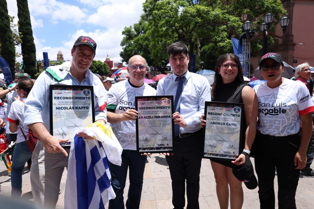 Habitantes de la Comunidad Los García viven la fiesta mundialista junto al Alcalde Enrique Galindo en el Fan Fest de Plaza del&nbsp;Carmen