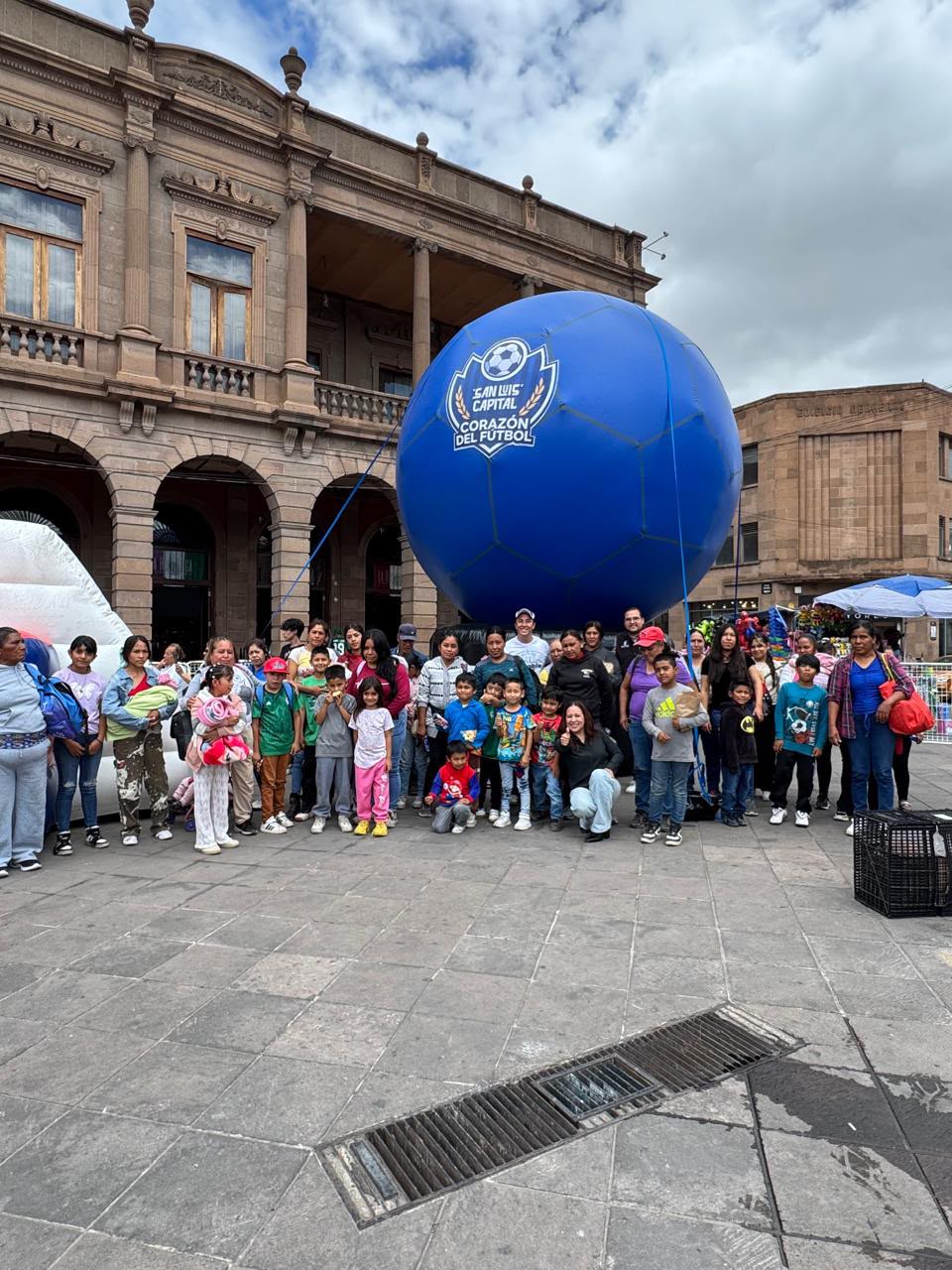 Habitantes de la Comunidad Los García viven la fiesta mundialista junto al Alcalde Enrique Galindo en el Fan Fest de Plaza del&nbsp;Carmen