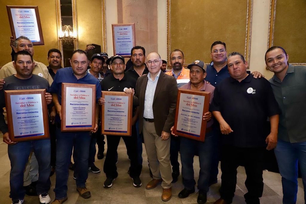 Enrique Galindo premia a trabajadores municipales&nbsp;destacados