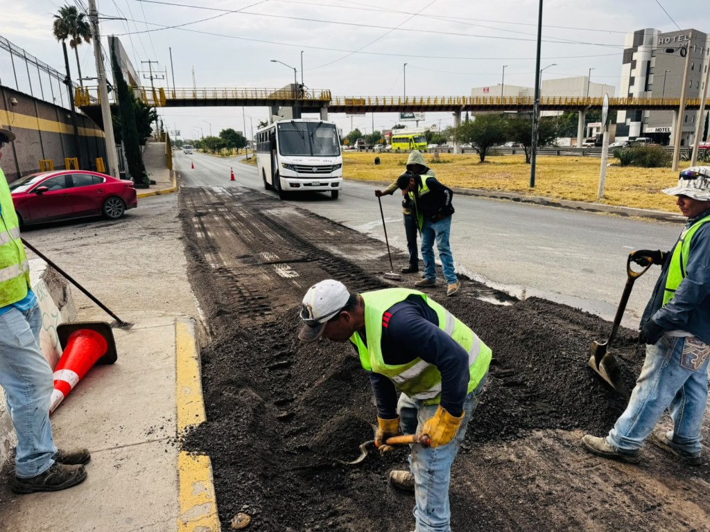 SEDUVOP MANTIENE EN MARCHA NIVELACIÓN EN LATERAL DE LA CARRETERA 57