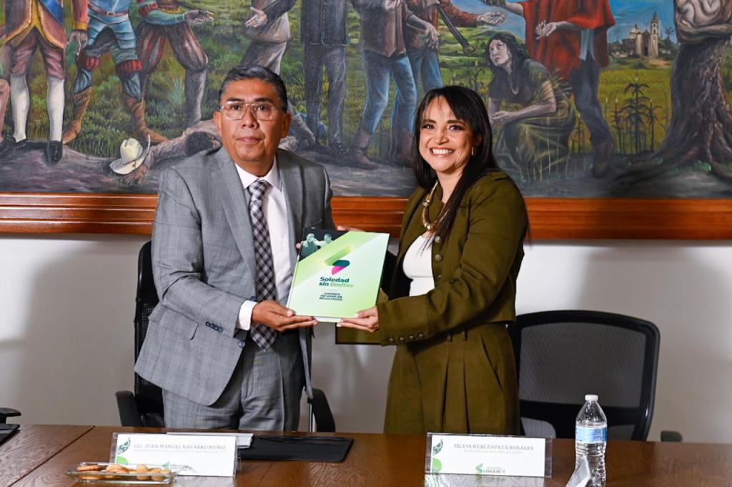 JUAN MANUEL NAVARRO ENTREGA LIBRO DEL SEGUNDO INFORME DE RESULTADOS AL CUERPO EDICILIO