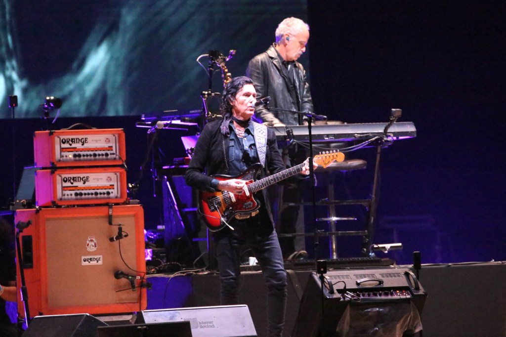 ¡CAIFANES DESATA LA LOCURA EN SAN LUIS POTOSÍ CON UN SOLD OUT Y DEJA A FANS AFUERA!
