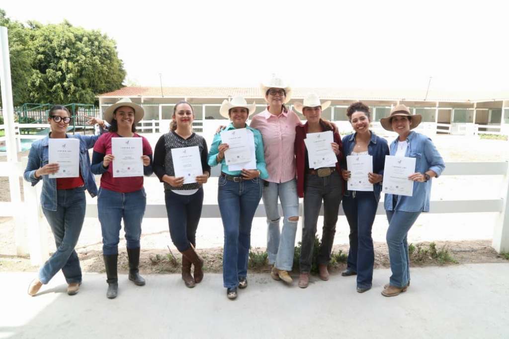 DIF ESTATAL REÚNE A ESPECIALISTAS DEL PAÍS EN CERTIFICACIÓN DE EQUINOTERAPIA