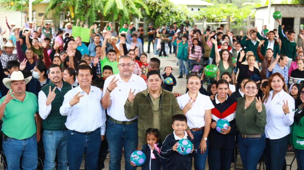 EL GOBERNADOR RICARDO GALLARDO CUMPLE Y ENTREGA NUEVA UNIDAD DEPORTIVA A LAS FAMILIAS DE LAGUNILLAS
