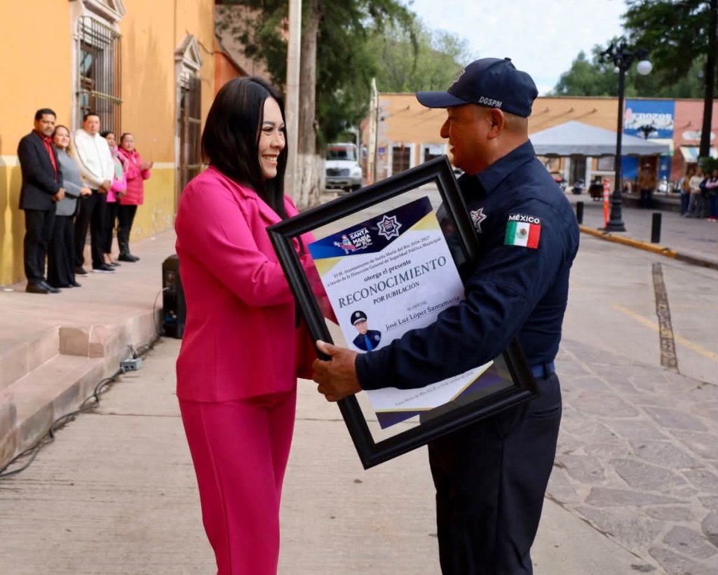 POR PRIMERA VEZ, EL H. AYUNTAMIENTO DE SANTA MARÍA DEL RÍO RECONOCE LA TRAYECTORIA DE UN POLICÍA MUNICIPAL TRAS 31 AÑOS DE&nbsp;SERVICIO